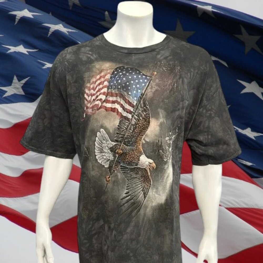 The Mountain Gray Eagle Flying w/ US Flag USA Short Sleeve Graphic T-Shirt 2XL